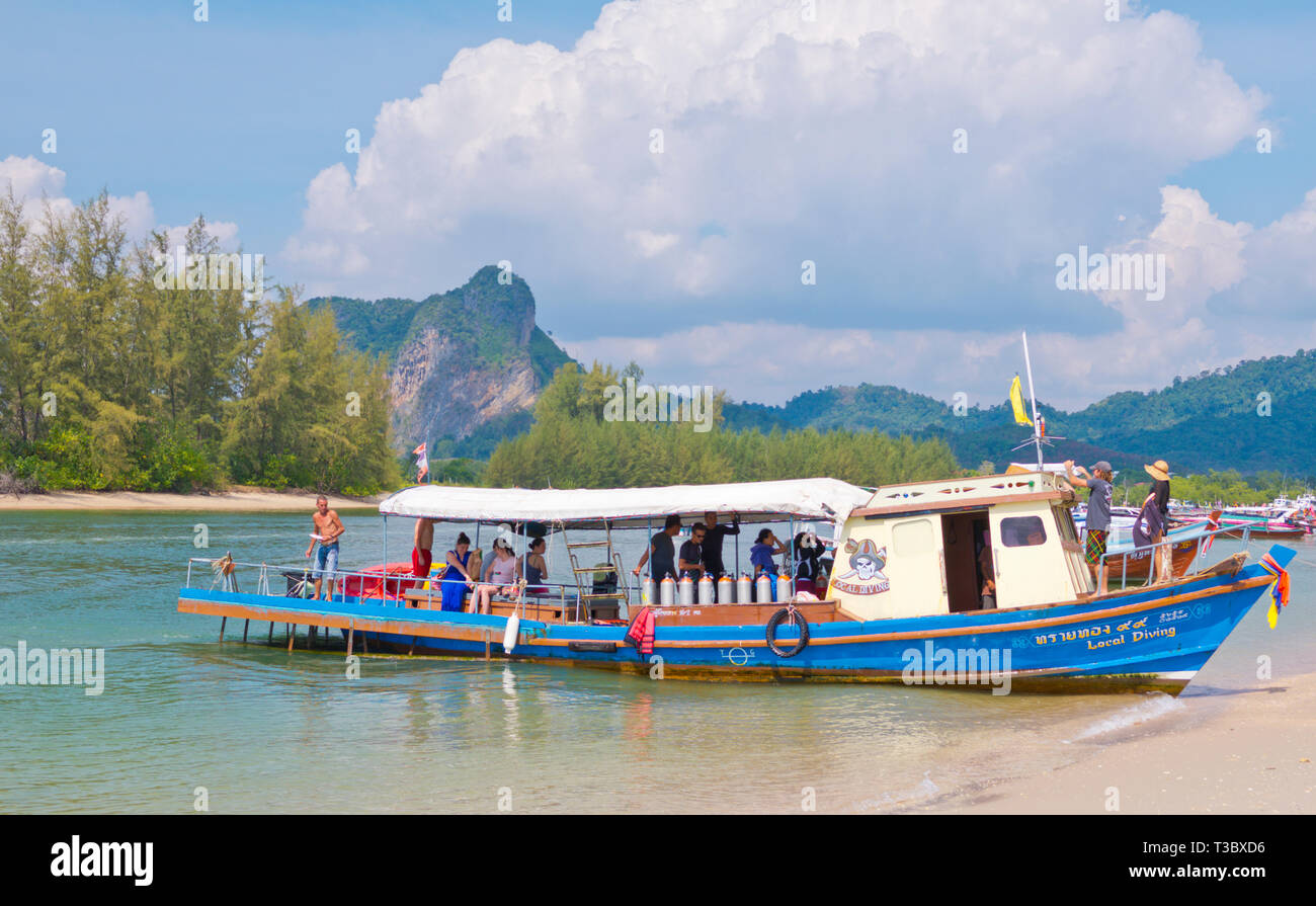 Boot, die Leute zum Tauchen reisen, Hat Noppharat Thara, Provinz Krabi, Thailand Stockfoto