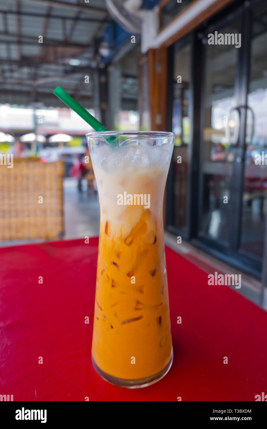 Cha Yen, Thai ice roter Tee mit Milch, frische Lebensmittel, Markt, Stadt Krabi, Thailand Stockfoto