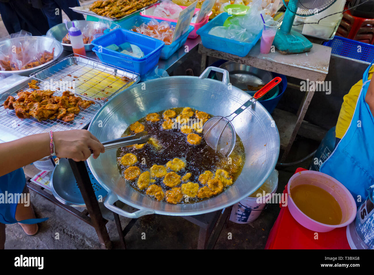 Frittieren von Fisch Kugeln, Markt mit frischen Lebensmitteln, der Stadt Krabi, Thailand Stockfoto