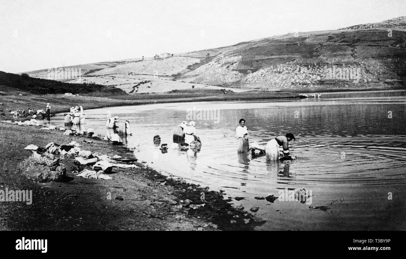 Italien, waschen Frauen Kleider im Fluss Stockfoto