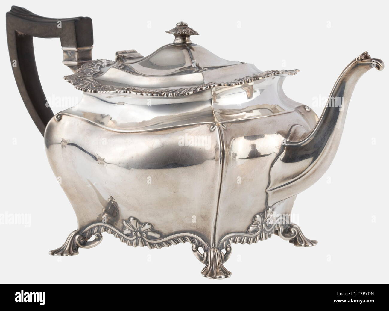 Ein silbernes Teeservice, James Dixon & Söhne, Sheffield, ca. 1900 Silber.  Service bestehend aus einem Tablett, Teekanne, Zuckerdose und Rahmtopf. Die  Schiffe in gebogener Form mit aufwendig profilierte Felgen, Englisch  barocken Stil.