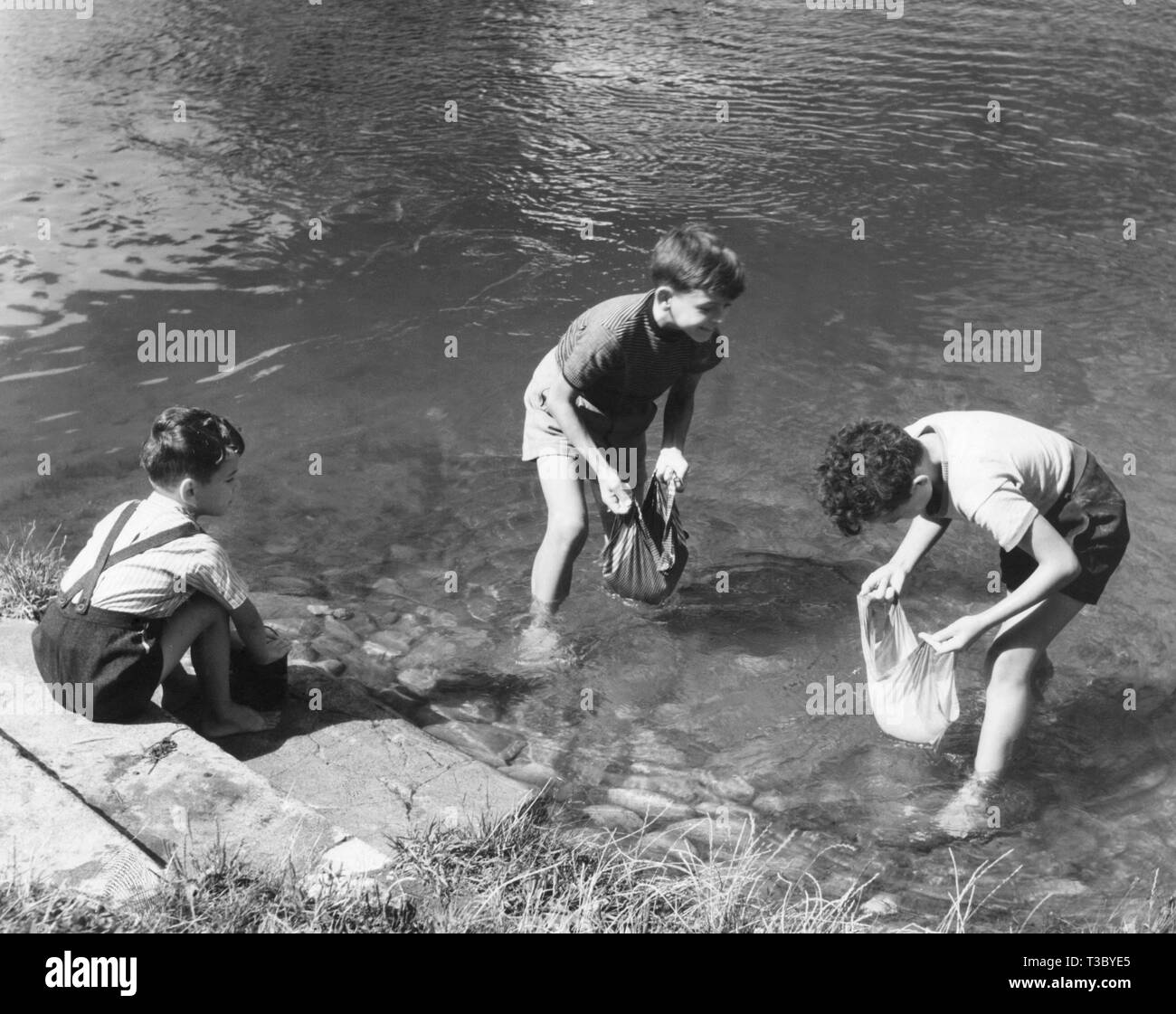 Kinder auf den Fluss Adda, 1952 Stockfoto