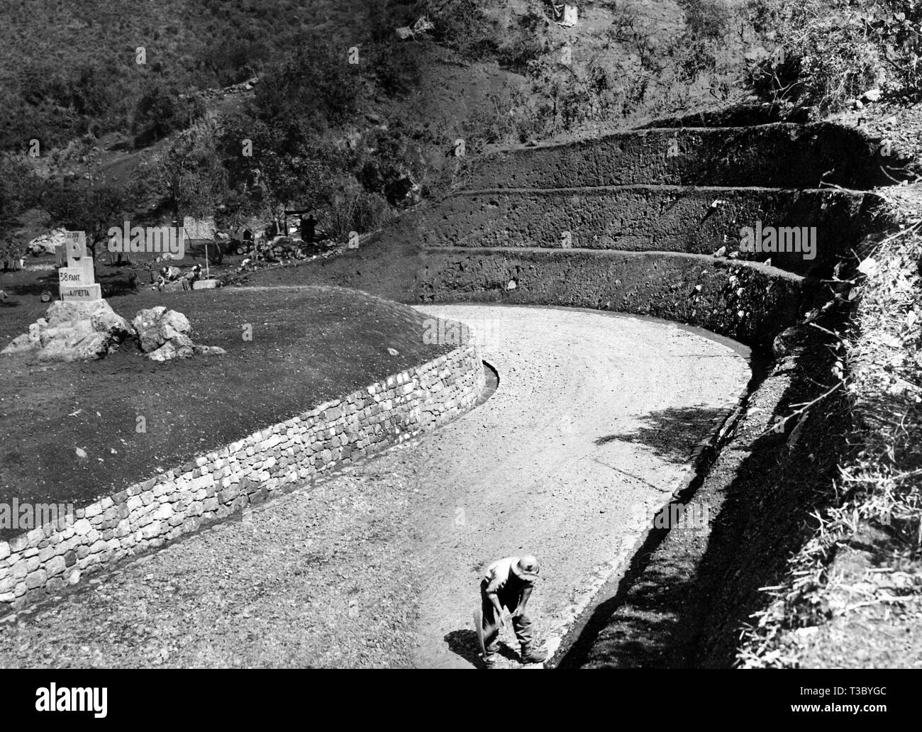 Straße gebaut, die von der Italienischen Bersaglieri Soldaten, 1930-35 Stockfoto