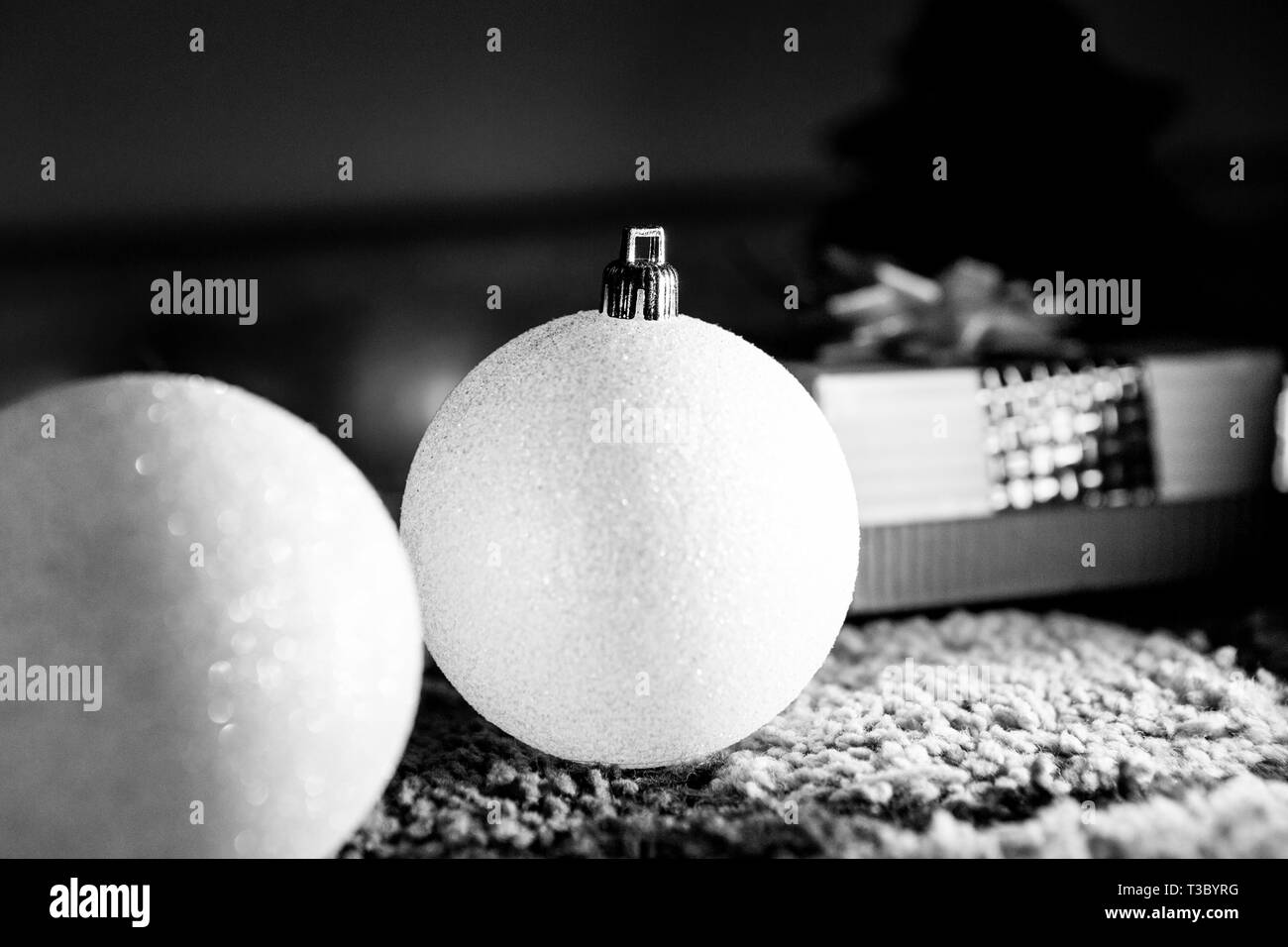 Glitzernd Weiße Weihnachten Kugeln und Geschenk Schwarz und Weiß Low Key Stockfoto
