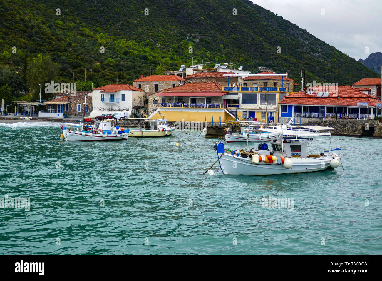 Kleine Boote und stürmische See am Hafen von Plaka Leonidio, Frühling, Peleponnese, Griechenland, griechische Stockfoto