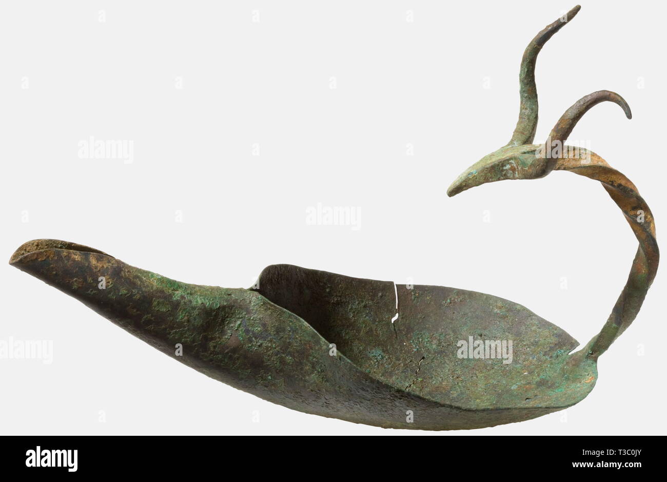 Ein einzelnes - spouted Keltischen Schüssel Lampe, 3. - 1. Jh. v. Chr. Bronze. Schöne verdreht und gebogener Griff mit stilisierten Ziegen Leiter klemmen. Ca. 15,4 cm, Länge ca 24,1 cm. Stark patiniert, kleiner Riss in der Schüssel (Ca. 6 cm). Kleinen Verlust am Griffhals. historischen, historische, Antike, Antike, antike, Objekt, Objekte, Stills, Clipping, Ausschneiden, Ausschneiden, Ausschnitten, Additional-Rights - Clearance-Info - Not-Available Stockfoto