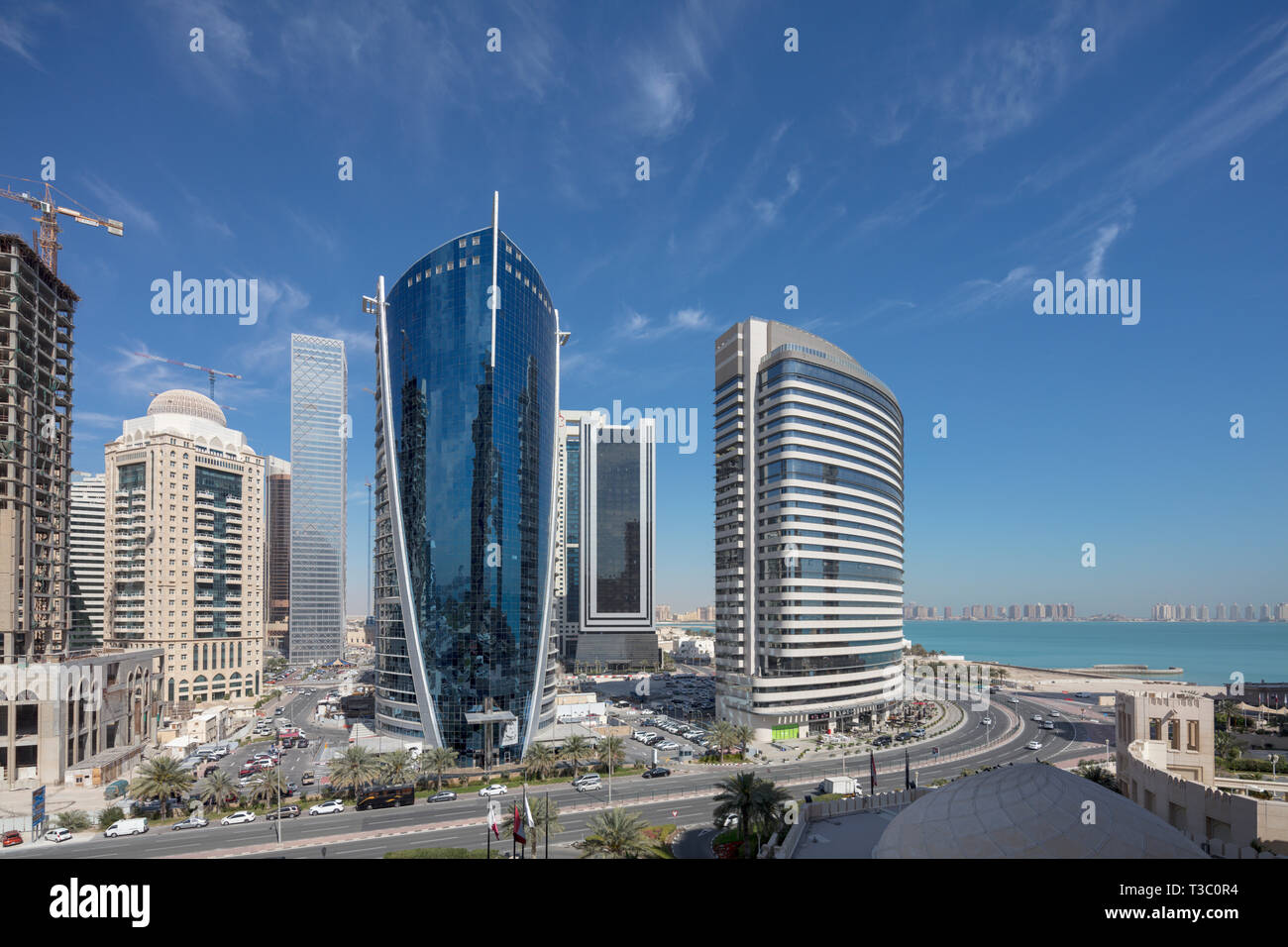 Mövenpick Hotel und das benachbarte Gebäude, West Bay, Doha, Qatar Stockfoto