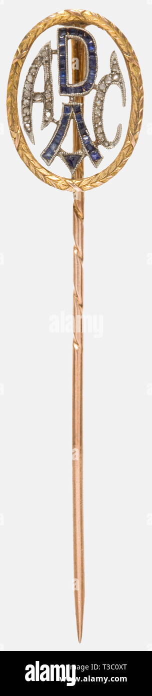 Friedrich Christiansen, erfolgreichsten Naval aviator des Ersten Weltkriegs, Gold und Juwelen ADAC Geschenk pin Gold, Diamanten und Saphiren. Hohe ovale Lorbeerkranz, das Zentrum mit den vier Zeichen des Adac ein Jour entweder mit Diamanten und Saphiren. Länge 68 mm, Gewicht 3 g. historischen, historischen, 1910 s, 20. Jahrhundert, Truppe, Truppen, Bundeswehr, Militär, Militaria, Militär, Flügel, Gruppe, Luftwaffe, Luftstreitkräfte, Medaille, Orden, Ehrenzeichen, Medaillen, Dekorationen, Ehre, Ehre, Ehre, Ehrungen, Auszeichnungen, Abzeichen, Plaketten, Objekt, Objekte, Stil, Additional-Rights - Clearance-Info - Not-Available Stockfoto