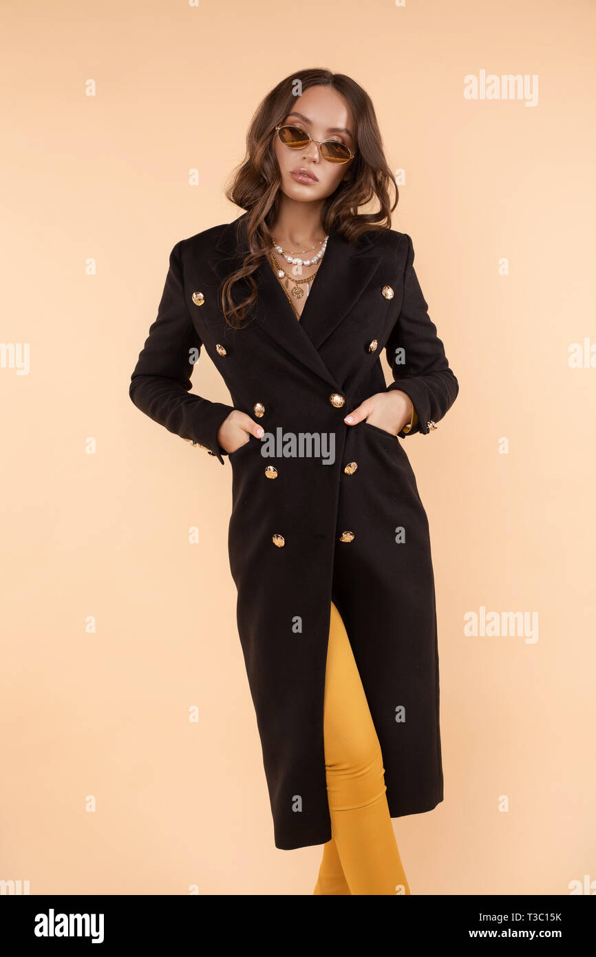 Atemberaubende trendy Frau im Mantel wie Dress und High Heels  Stockfotografie - Alamy