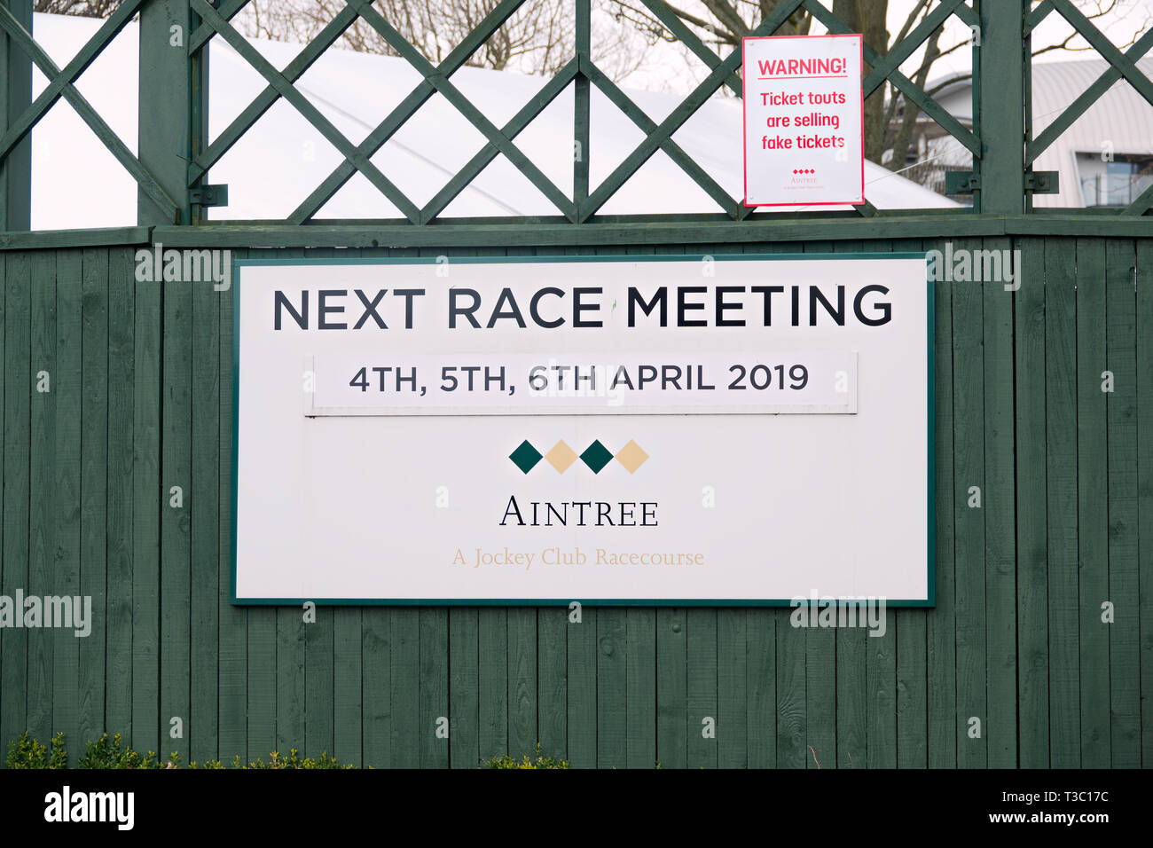 Nächste Rennen treffen Schild am 2019 Aintree Grand National Meeting Stockfoto