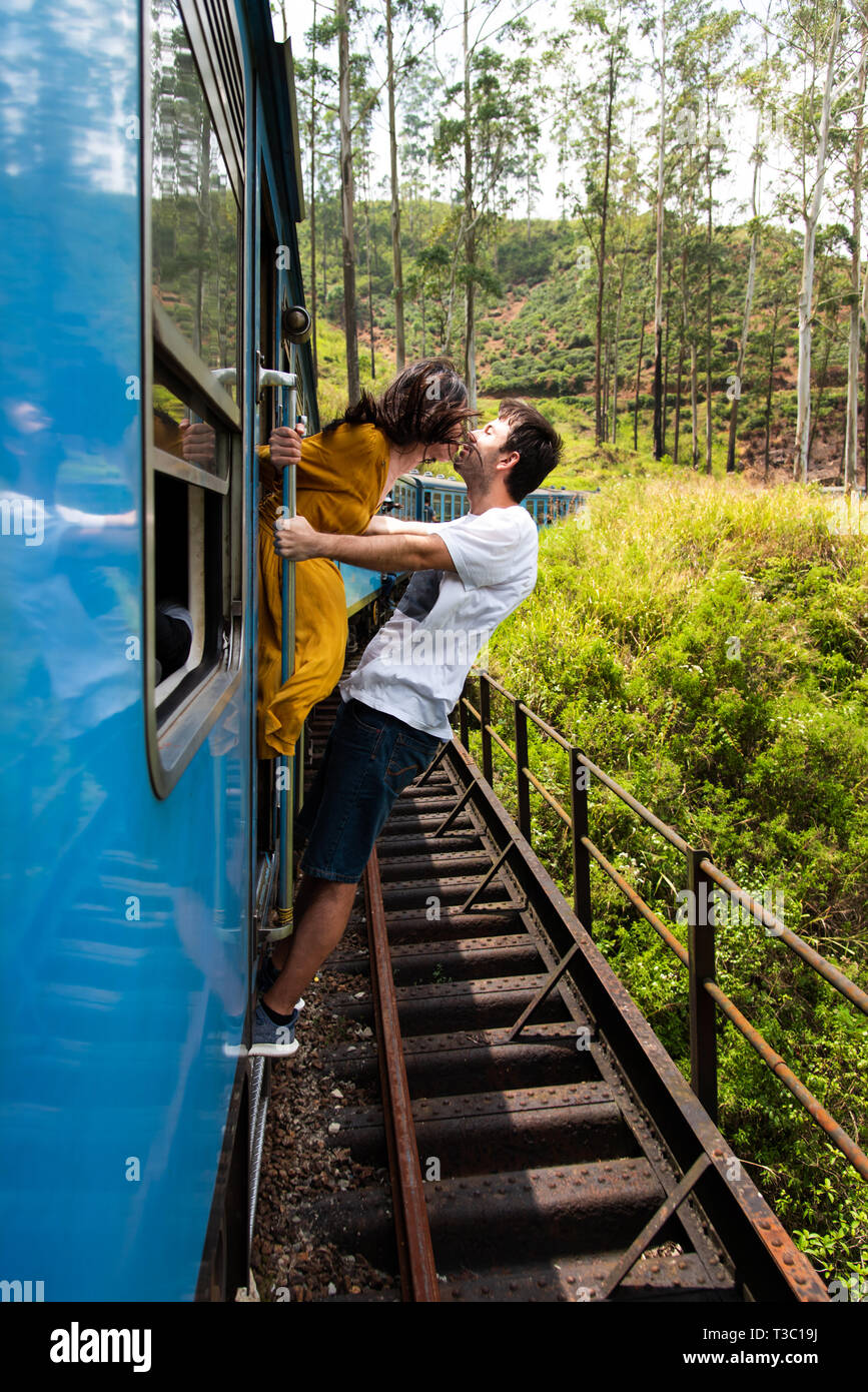 Paar auf einem blauen mit dem Zug in Sri Lanka küssen Stockfoto
