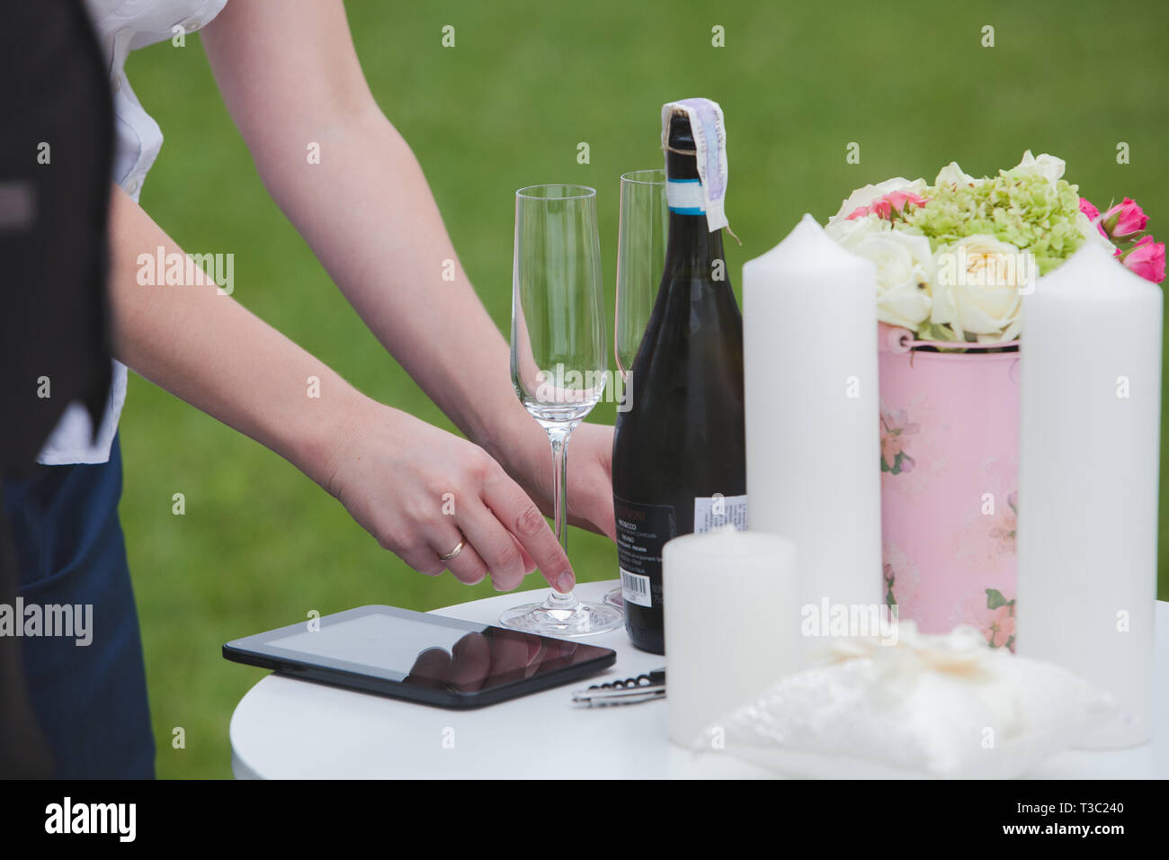 Blumen schmücken eine schöne Hochzeit Stockfoto