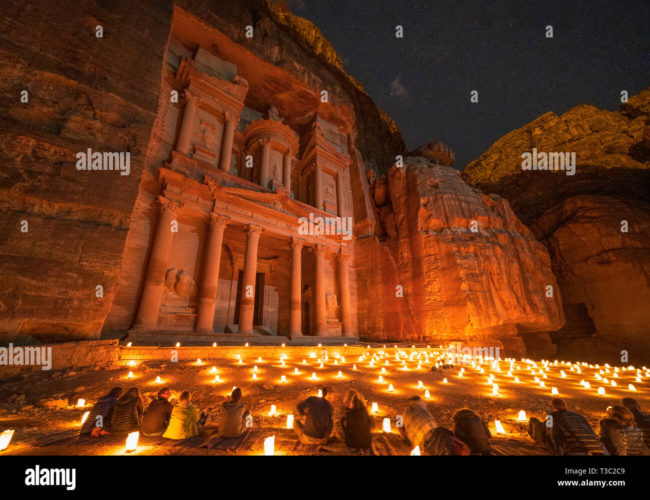 Petra bei Nacht bei Kerzenschein touristische Veranstaltung im Treasury (Al Khazneh), Petra, Jordanien, UNESCO Stockfoto