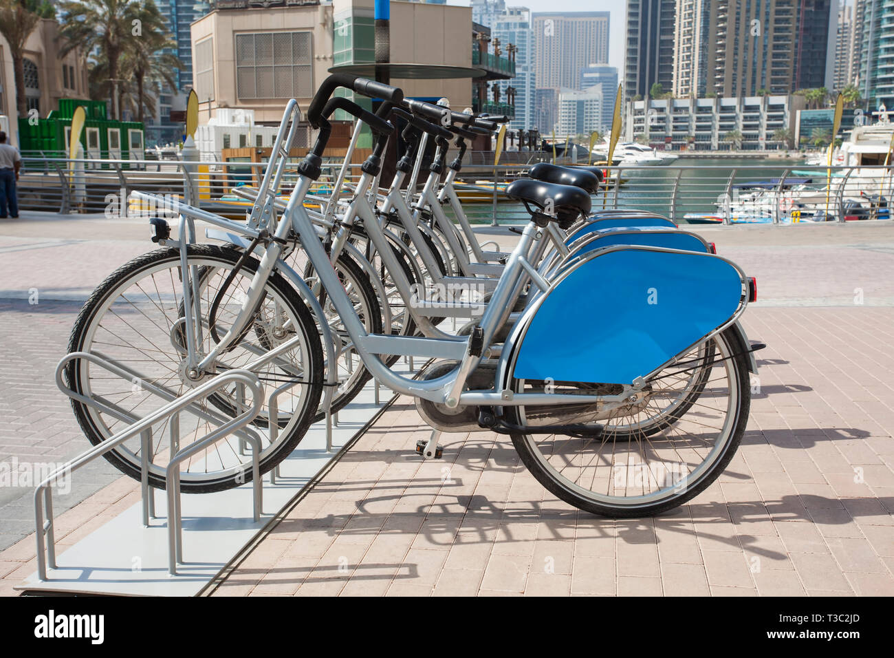 Mieten Sie ein Fahrrad in Dubai Marina Stadtteil Stockfotografie - Alamy