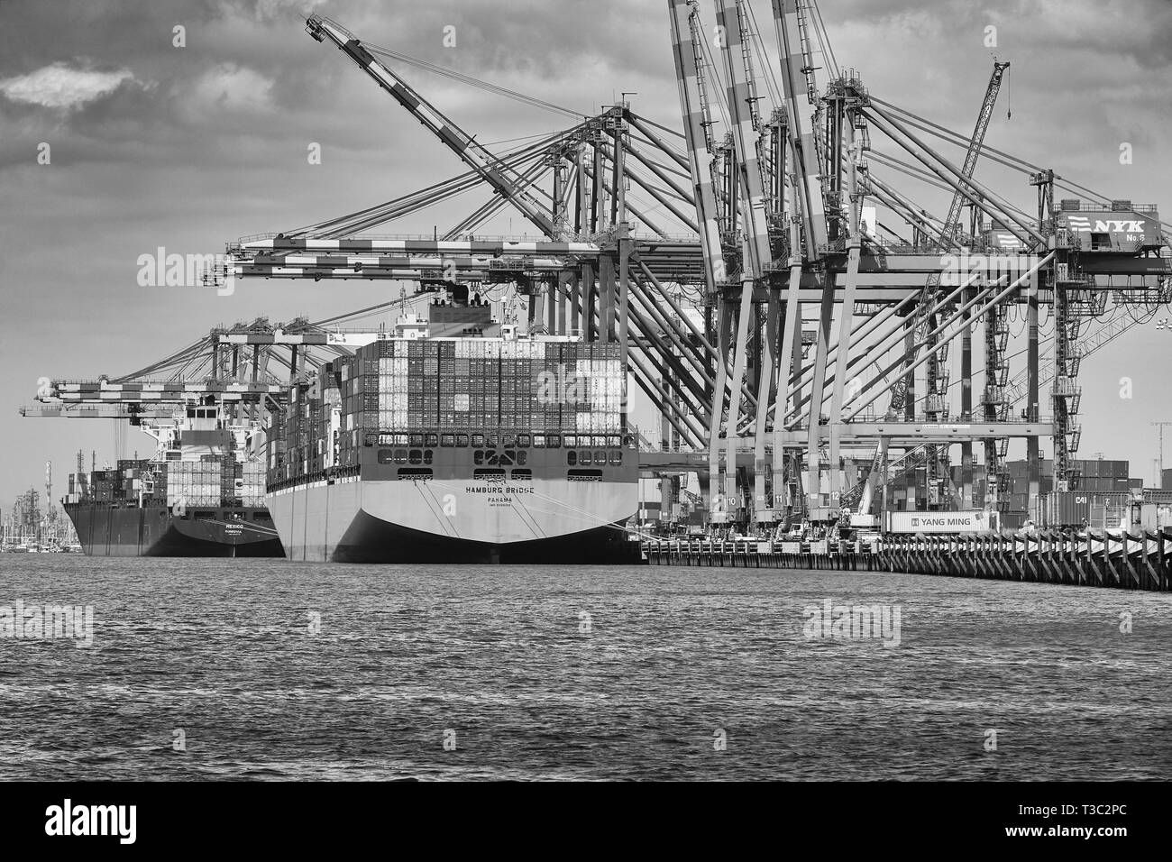 Schwarz-weiß Foto des Containerschiffes, Hamburg Brücke, Be- und Entladen im Hafen von Los Angeles, Kalifornien, USA. Stockfoto