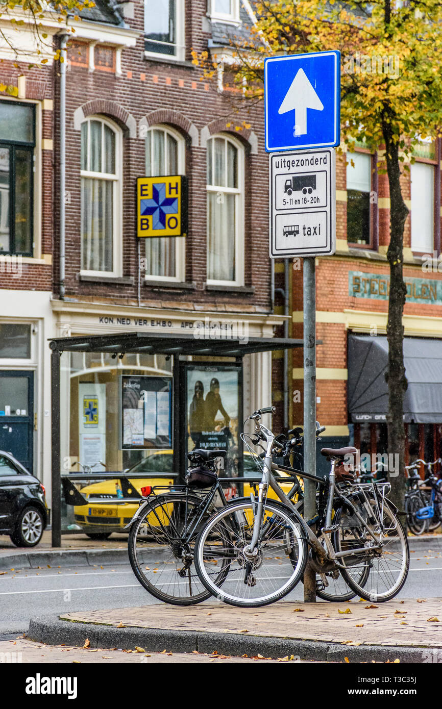 Fahrräder, die auf dem strassenlaterne clody Gronningen Holland. dng gebunden Stockfoto