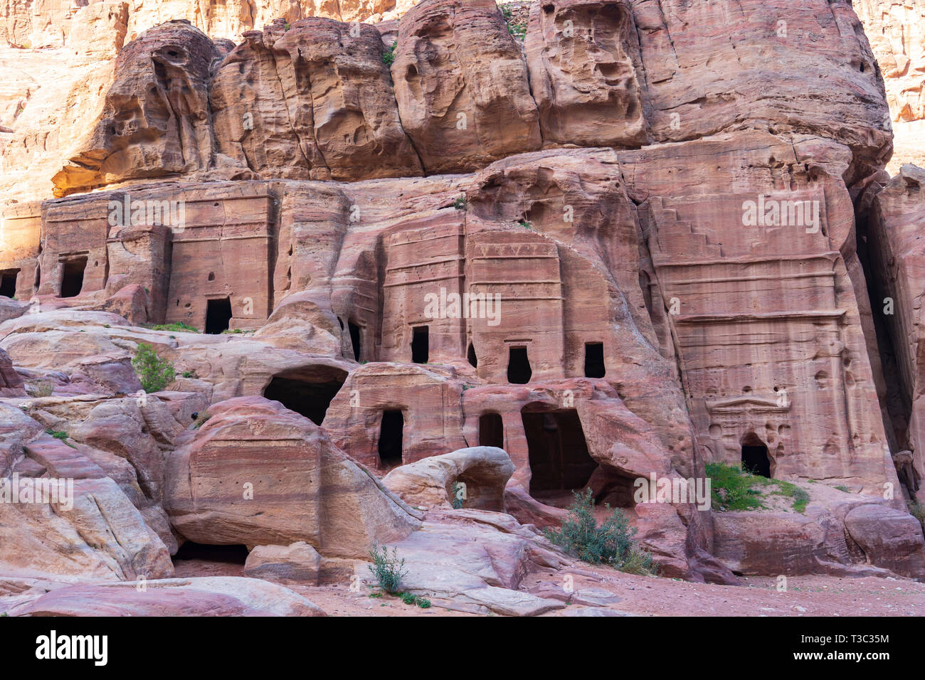 Blick auf die Straße von Fassaden in der Alten nabatäische Stadt Petra, Jordanien. UNESCO-Weltkulturerbe. Stockfoto