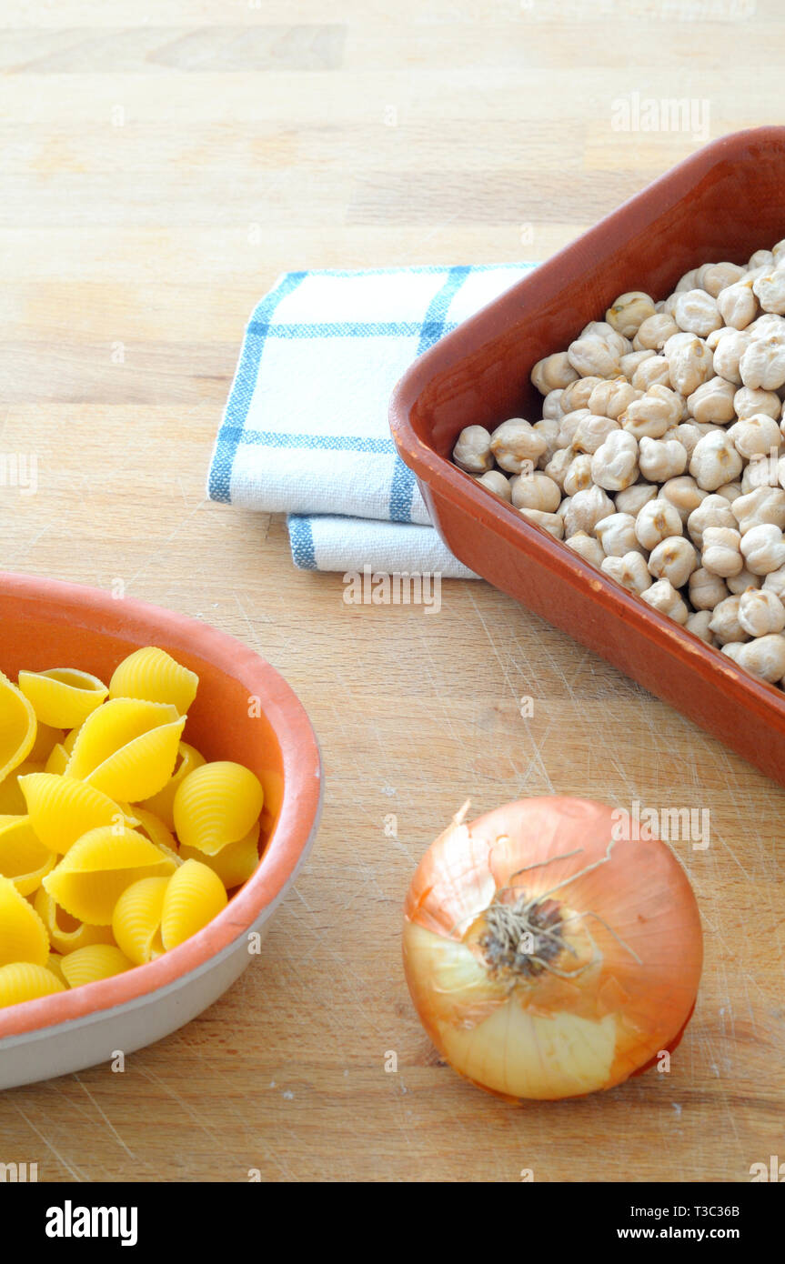 Zutaten für "Pasta e Ceci" Pasta, Kichererbsen und Zwiebel, vertikale Rahmen Stockfoto