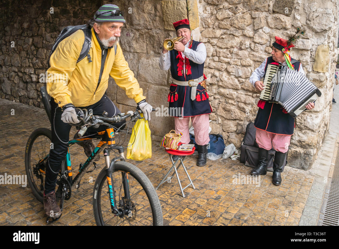 Krakau, Polen - 22. März 2019 - Musiker in traditionellen Trachten auf der Straße durchführen. Stockfoto