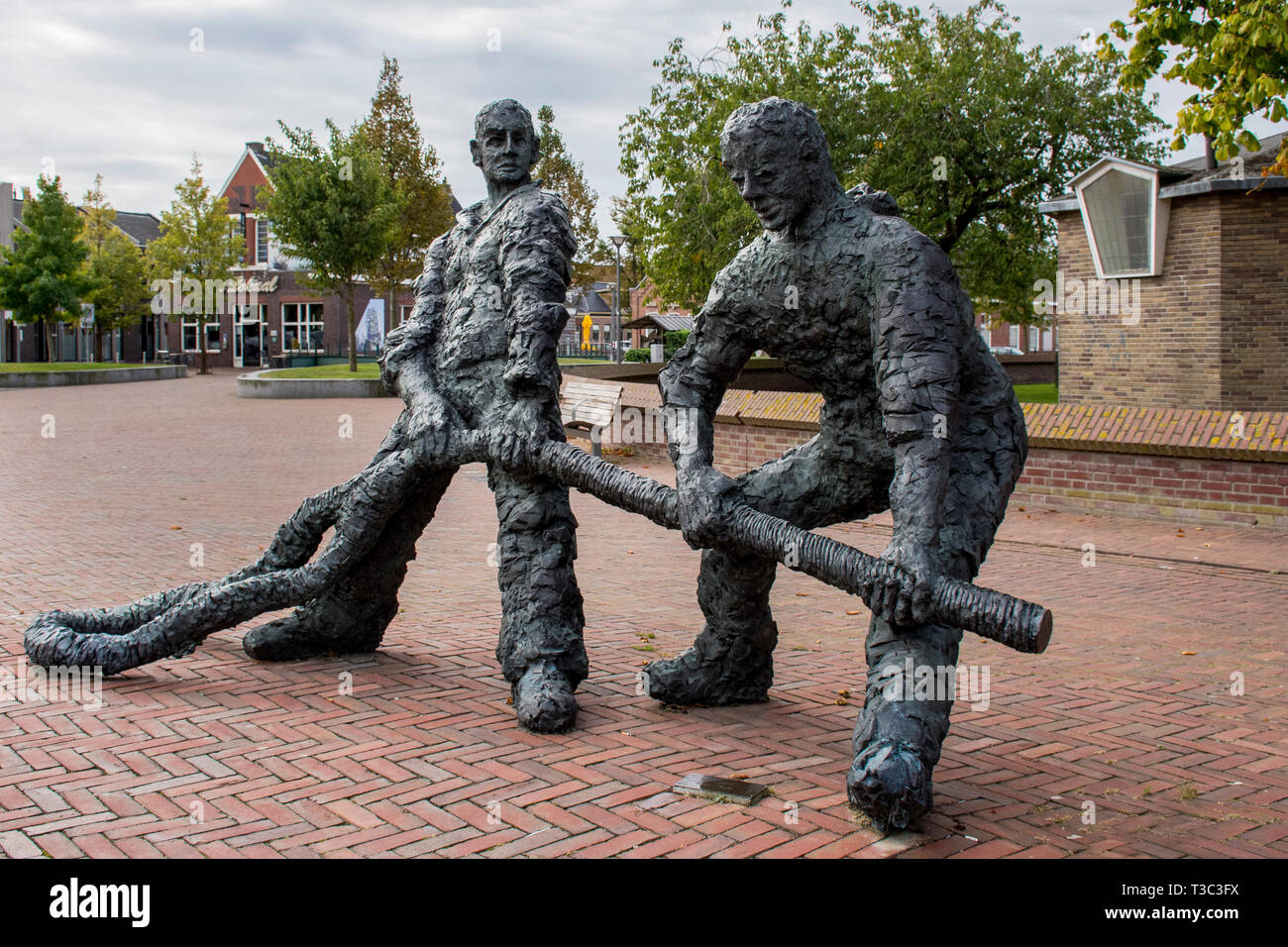 Statue der Matrosen in bewölkten Tag im Delfzijil Holland. Stockfoto