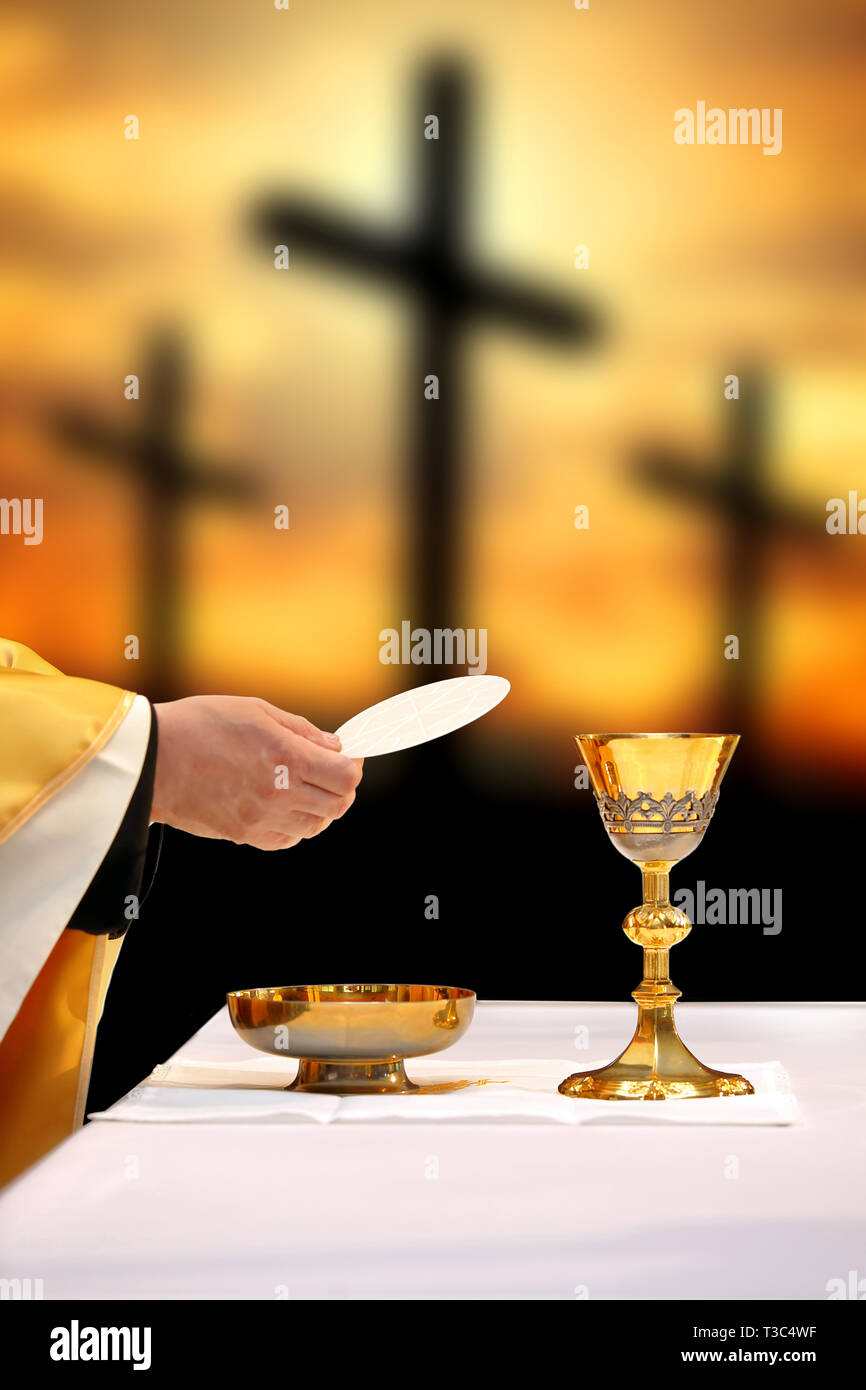 Die Heilige Kommunion Auf Dem Hintergrund Der Drei Kreuze Auf Golgota Ostern Konzept Mit Leeren Raum Fur Text Stockfotografie Alamy