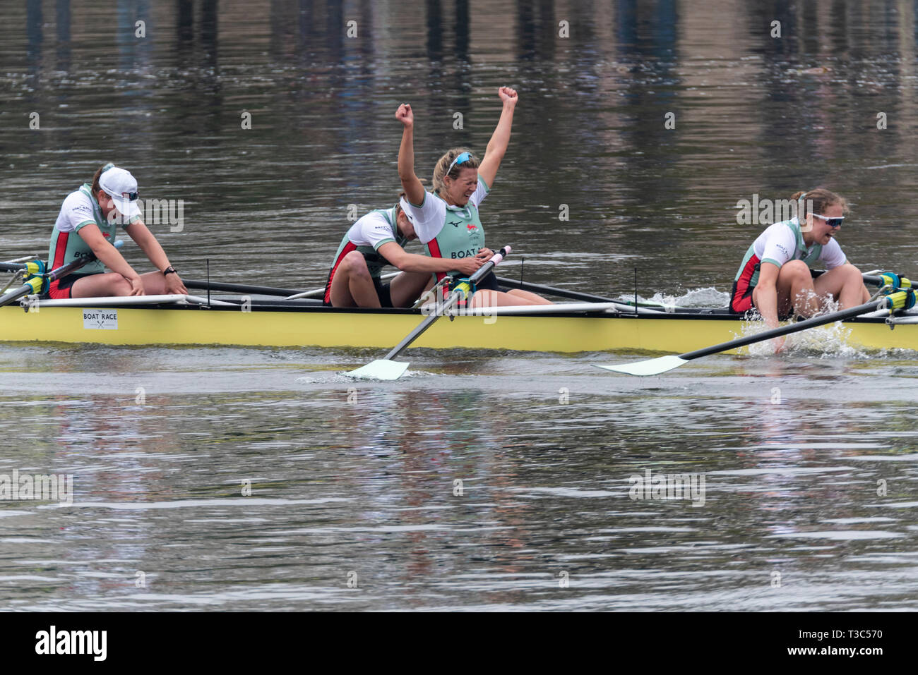 Women's Boat Race Cambridge gewinnen Boot Team an der 2019 Universität Boat Race an der Ziellinie Mortlake, London, UK. Feiern Stockfoto