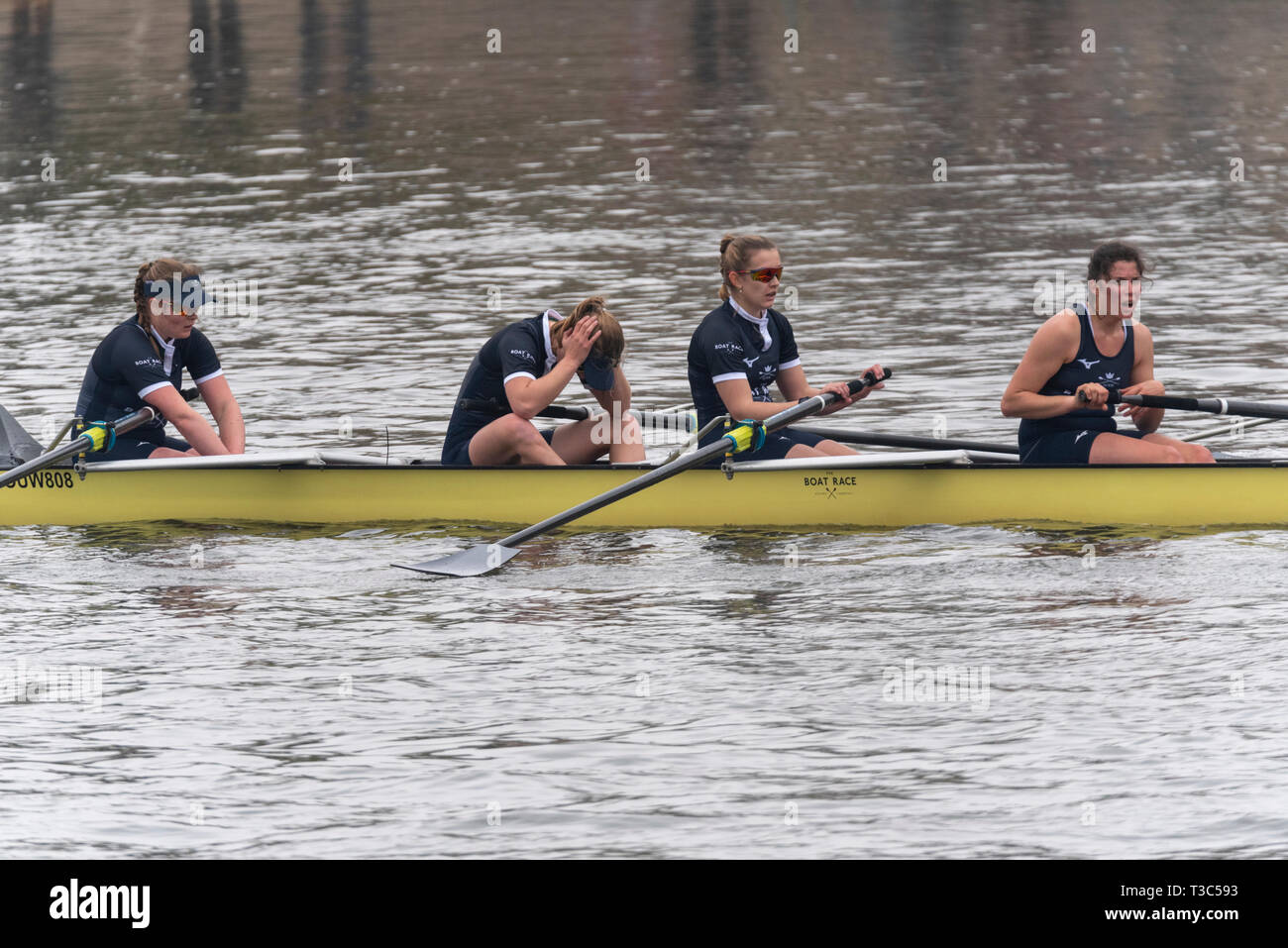 Frauen finden Rennen auf dem 2019 University Boat Race an der Ziellinie Mortlake, London, UK. Oxford Osiris verlieren Frauen. Bea Faleri Stockfoto