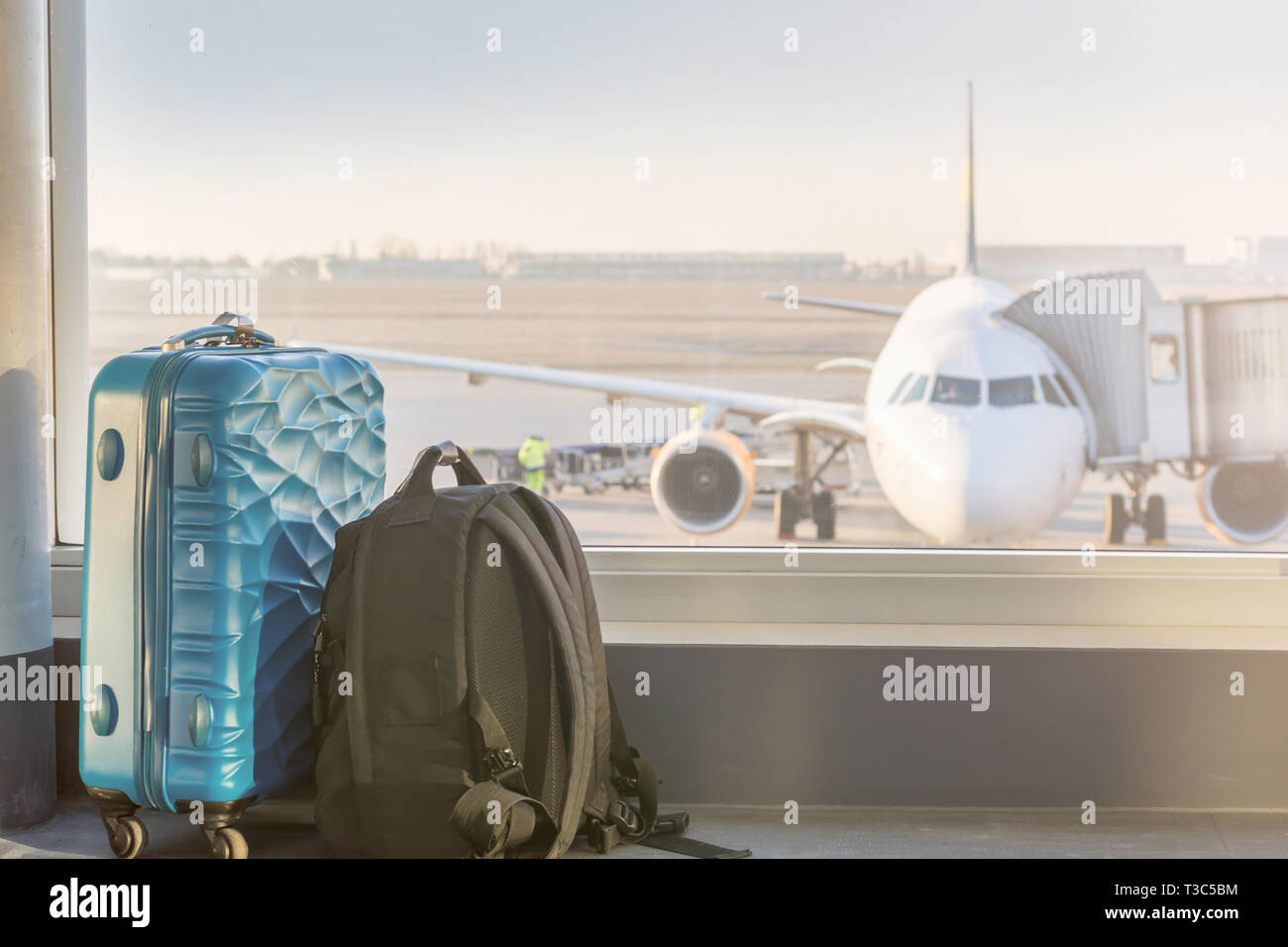 Gepäck vor ein Flugzeug am Flughafen Stockfoto
