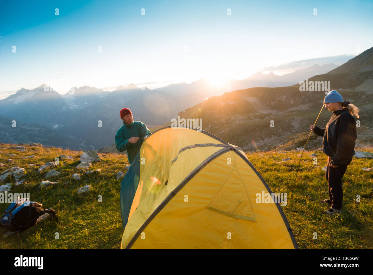 Paar Camping mit Zelt in den Bergen Stockfoto