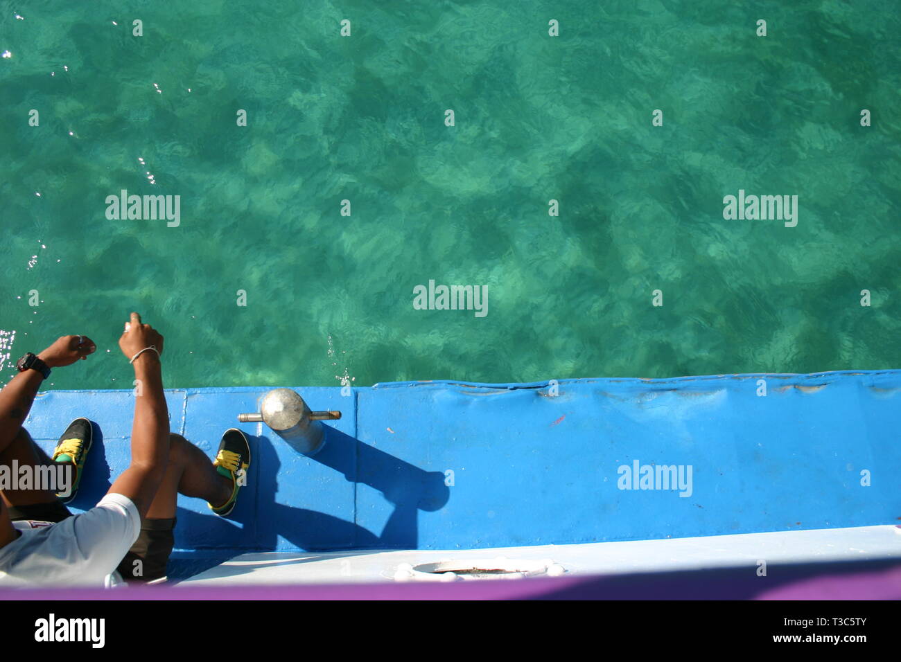 Tiefblaues Wasser - Ansicht von Koh Kood Fähre - jemand sitzt auf dem Deck - Stockfoto