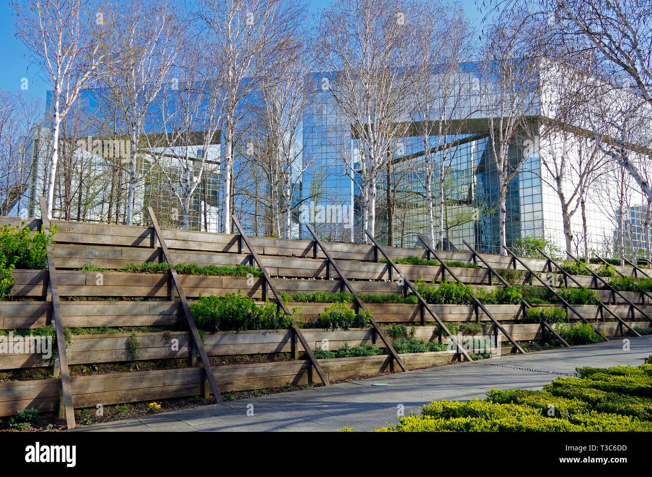 Gebäude für verschiedene Ämter, alle gekleidet in reflektierendem Glas, mit Blick auf den Parc André Citroën, denen sie nichts zu tun. Stockfoto