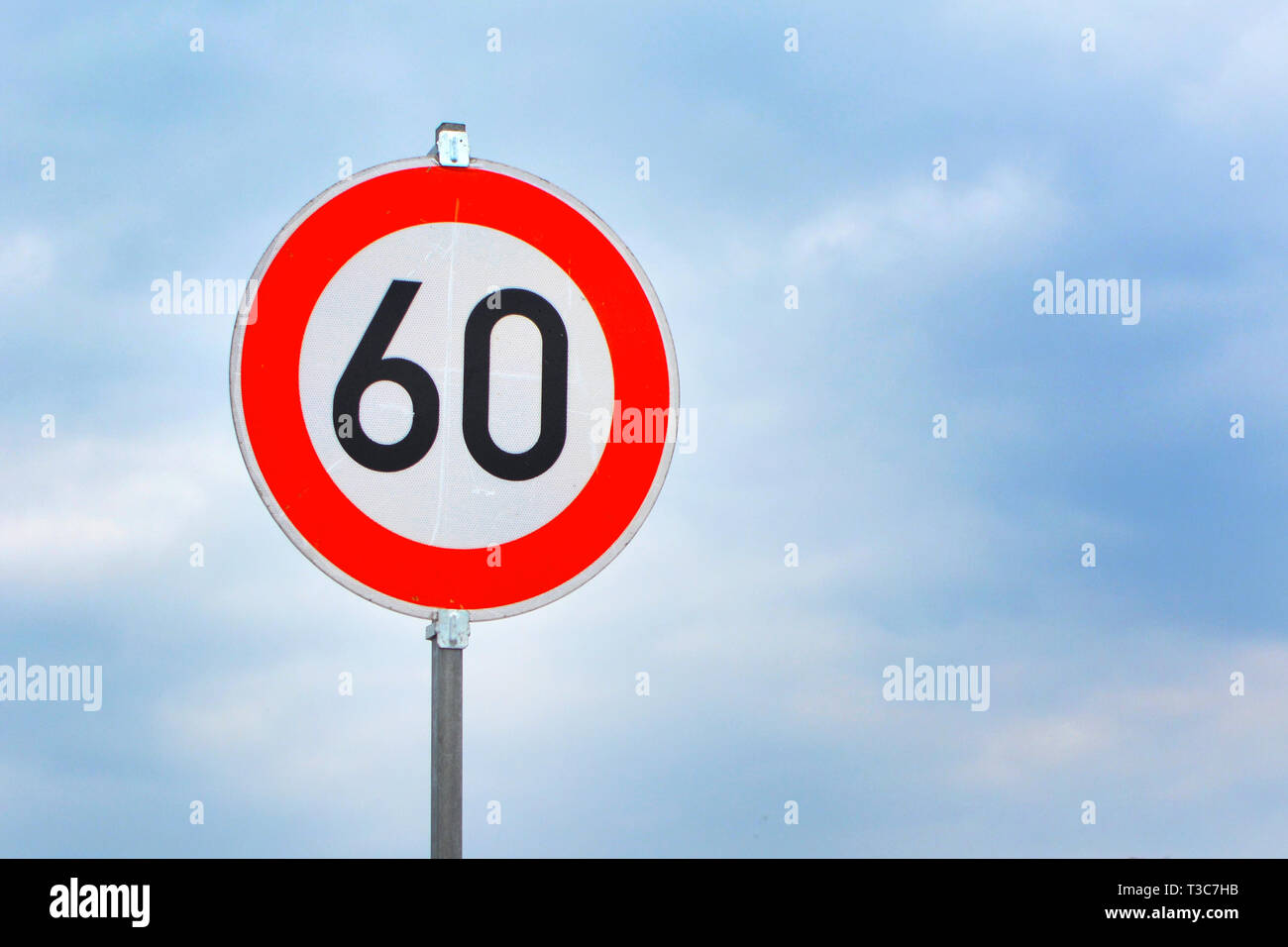 Rot rund 60 km/h Höchstgeschwindigkeit Zeichen auf der Autobahn vor ...