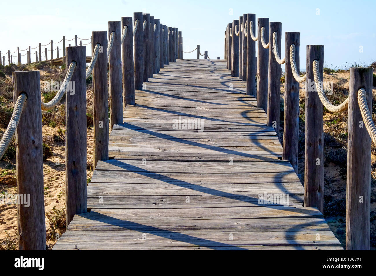 Auf der Suche durch die Mitte einer Holzterrasse weg nach unten mit Seil Geländer auf jeder Seite, die Bahn ist auf Sanddünen und Leitern hinauf auf den Berg Hor Stockfoto
