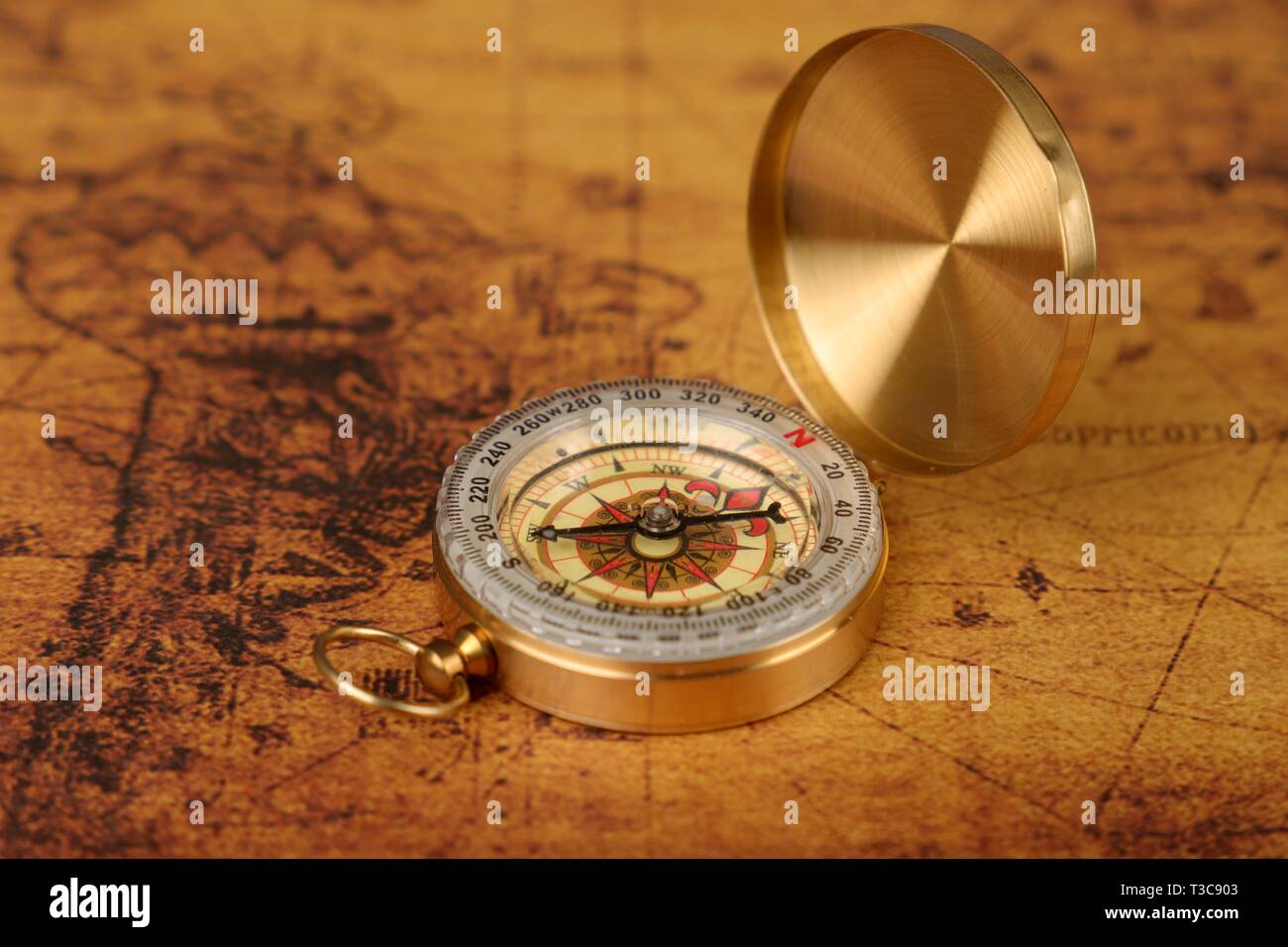 Vintage Kompass liegt auf einer alten Karte Welt - Abenteuer Geschichten Hintergrund Stockfoto