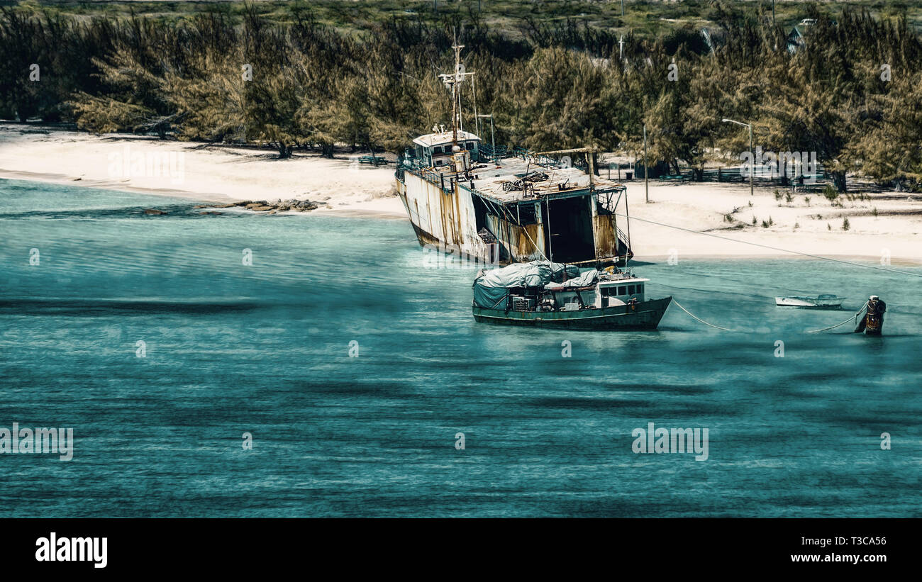 Schiffswrack am Strand von Grand Turk in der Karibik. Stockfoto