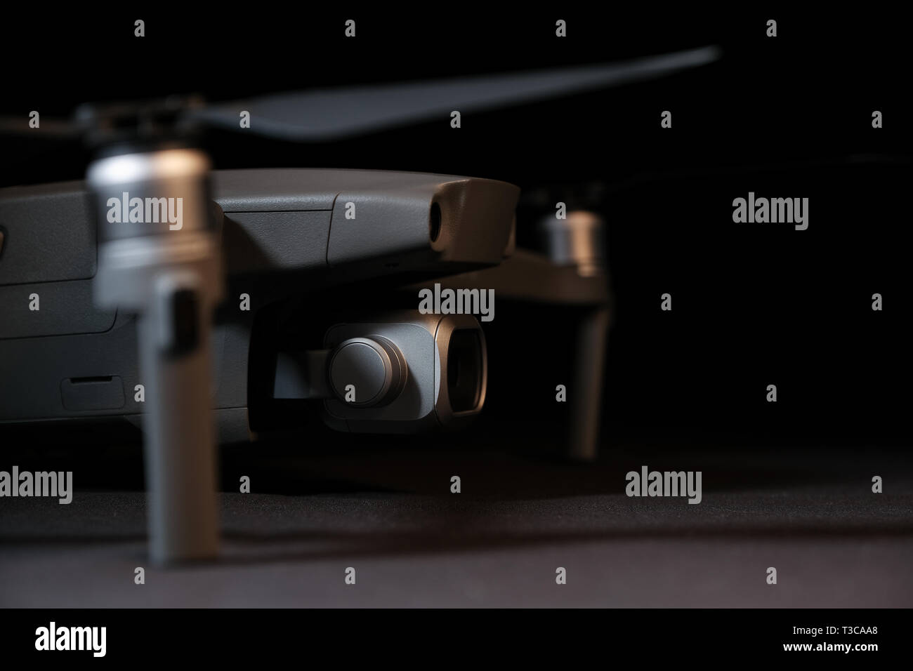 Nahaufnahme der vorderen Partie des DJI Mavic2 Pro Drohne, die den Propeller und Kamera, mit Fokus auf die Kamera. Studio shot mit kopieren. Stockfoto