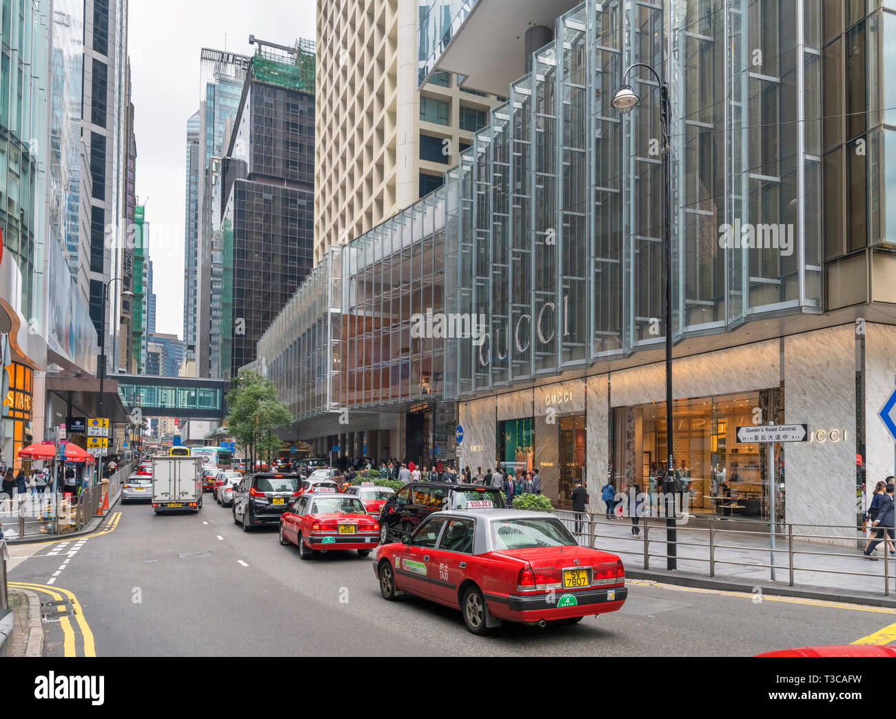 Geschäfte und Taxis auf der Queen's Road, Central District, Hong Kong Island, Hong Kong, China Stockfoto
