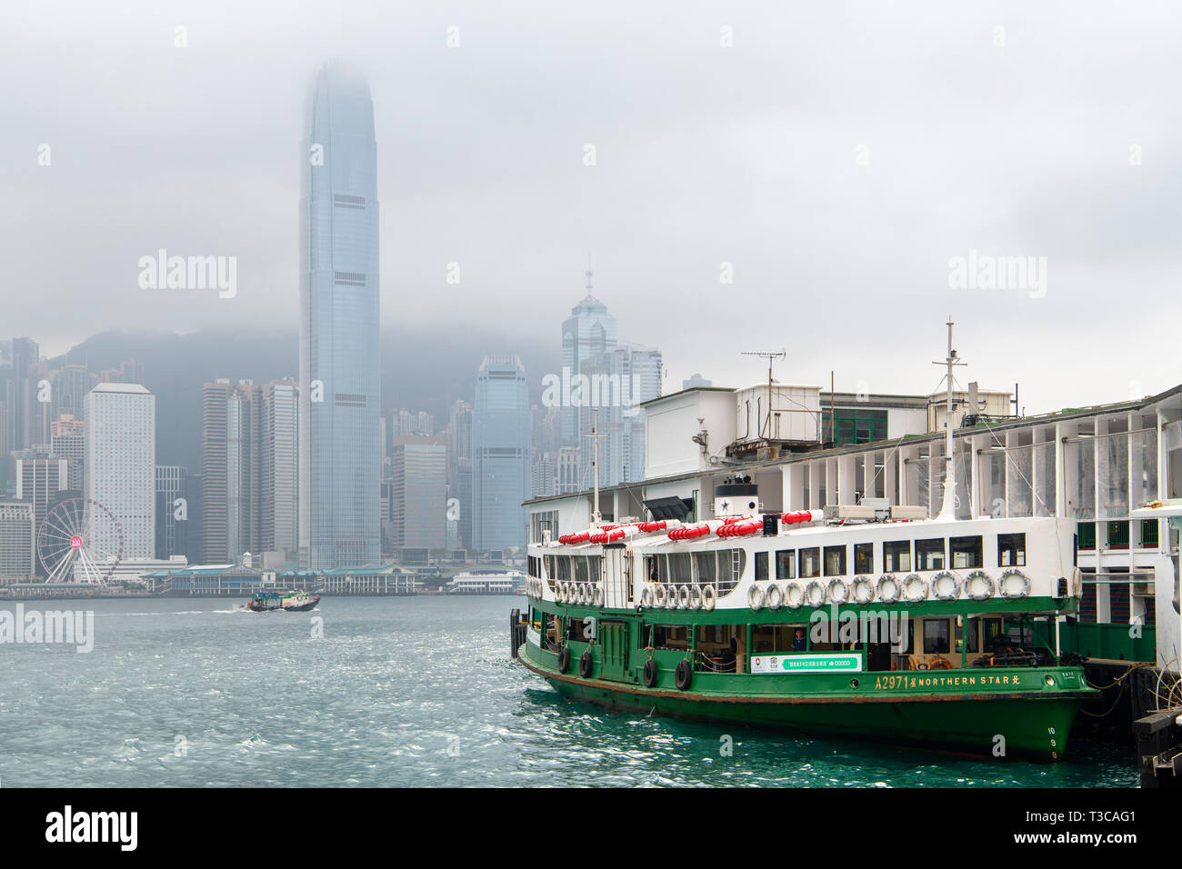 Star Ferry, Hong Kong. Fähre nach Kowloon Ferry Terminal mit Blick auf zwei International Finance Center auf Hong Kong Island, in Tsim Sha Tsui, Hong Kong Stockfoto