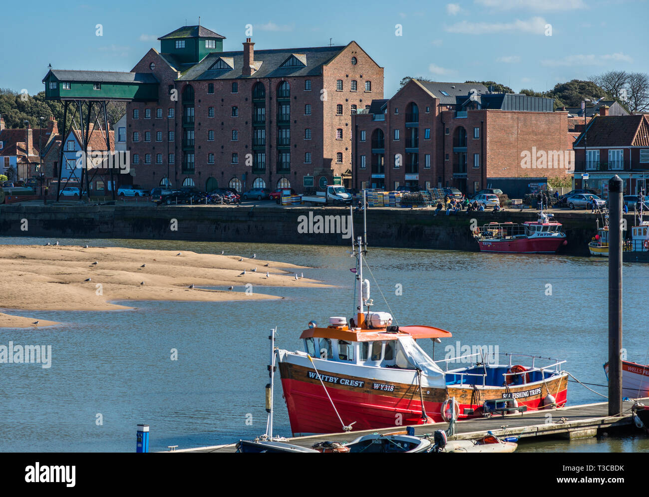 Hafen und Hafen von Wells-next-the-Sea mit markanten alten Getreidespeicher, Norfolk, Großbritannien. Stockfoto