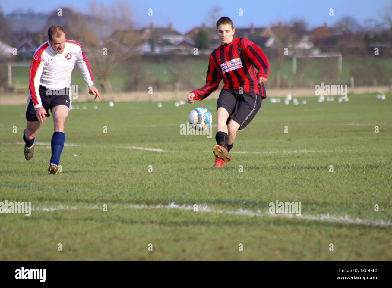 Männliche Fußballspieler, den Ball während eines Spiels Stockfoto