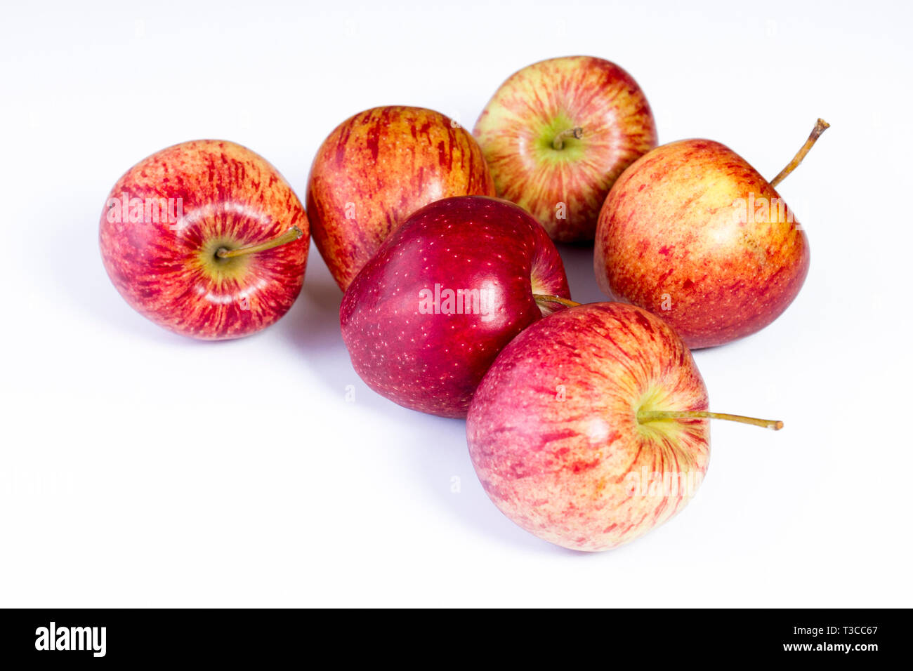 Einige britische Äpfel auf weißem Hintergrund. Vereinigtes Königreich Stockfoto