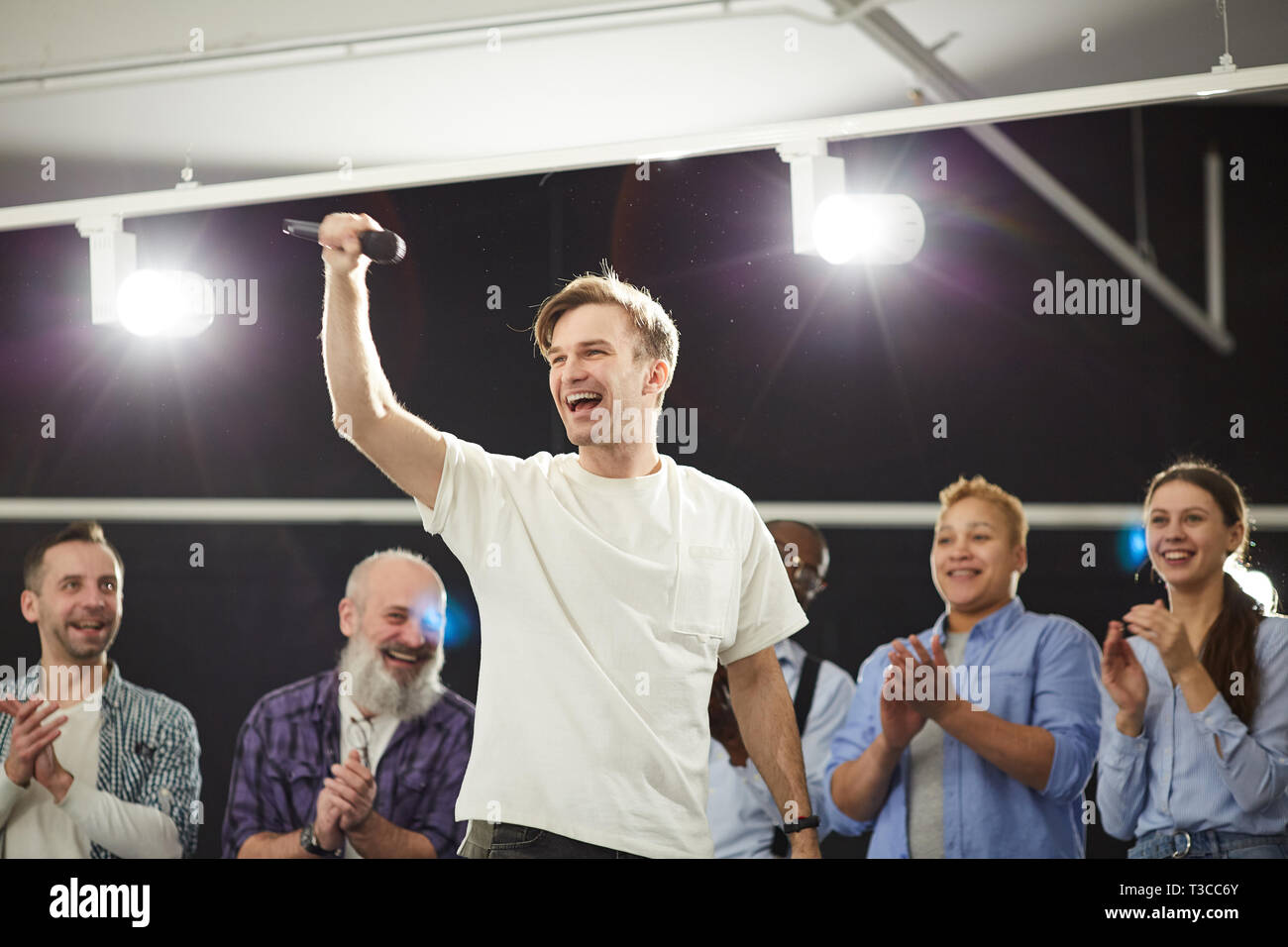 Aufgeregt Performer auf der Bühne Stockfoto Aufgeregt Performer auf der Bühne Stockfoto