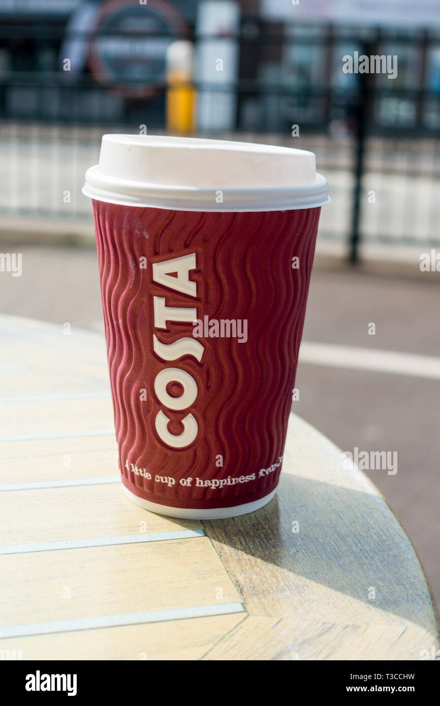 Ein Costa Coffee Einweg, throwaway, Tasse zum Mitnehmen auf einem Tisch, im Freien. Vereinigtes Königreich Stockfoto