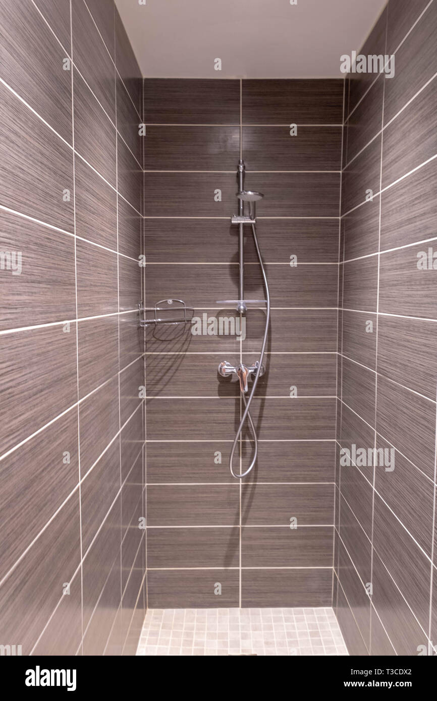 Braun Fliese für ebenerdige Dusche modernes Bad Stockfotografie - Alamy