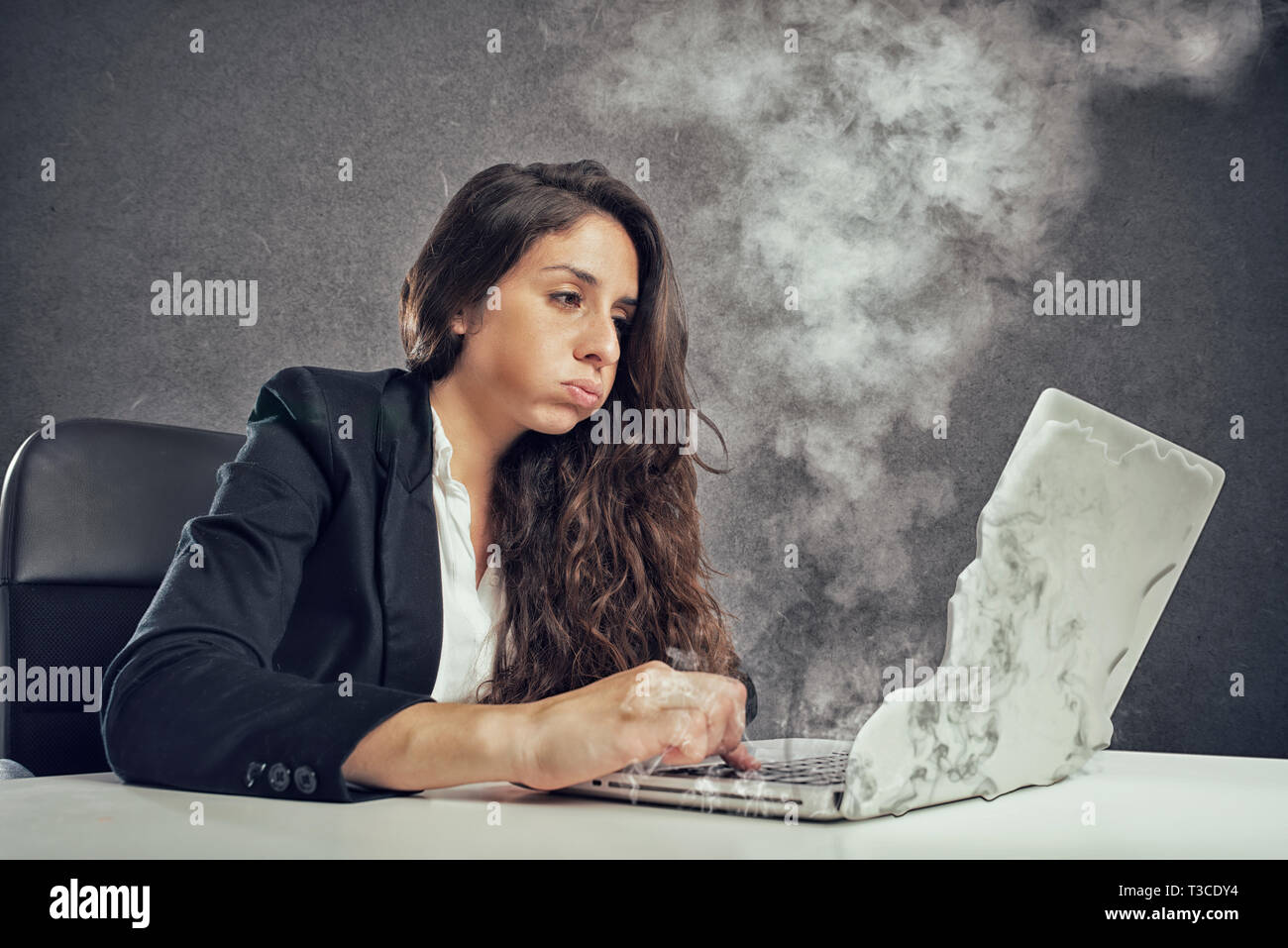 Frau betonte durch Überarbeitung mit dem Laptop schmelzen Stockfoto