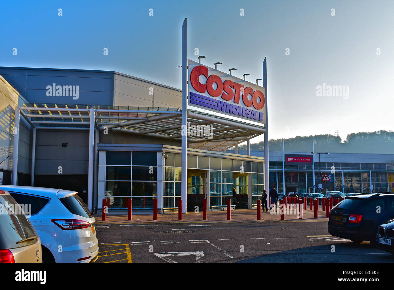 Den vorderen Eingang des Cardiff Costco Store, ein Großhandel Lager für Lebensmittel, elektrische und andere Waren. Offen für Handel & nur für Mitglieder. Stockfoto