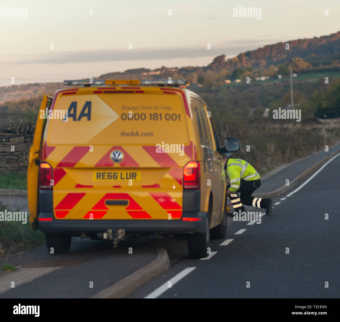 SHEFFIELD, Großbritannien, 20. Oktober 2018 - AA Reparatur van und Mechaniker an der Seite der Straße Stockfoto