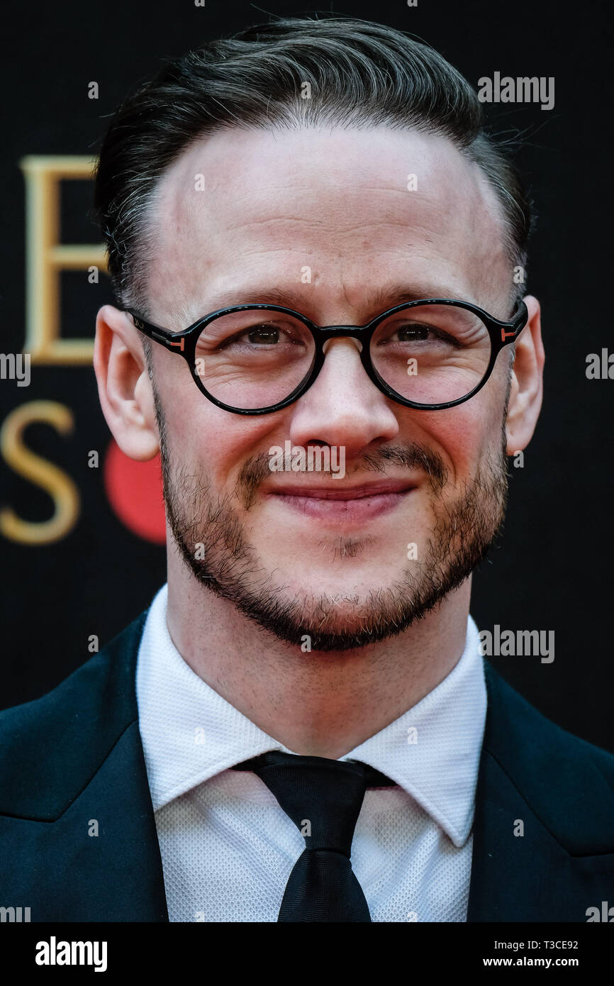 Kevin Clifton Posen auf dem roten Teppich an der Olivier Awards am Sonntag, den 7. April 2019 in der Royal Albert Hall, London. . Bild von Julie Edwards. Stockfoto