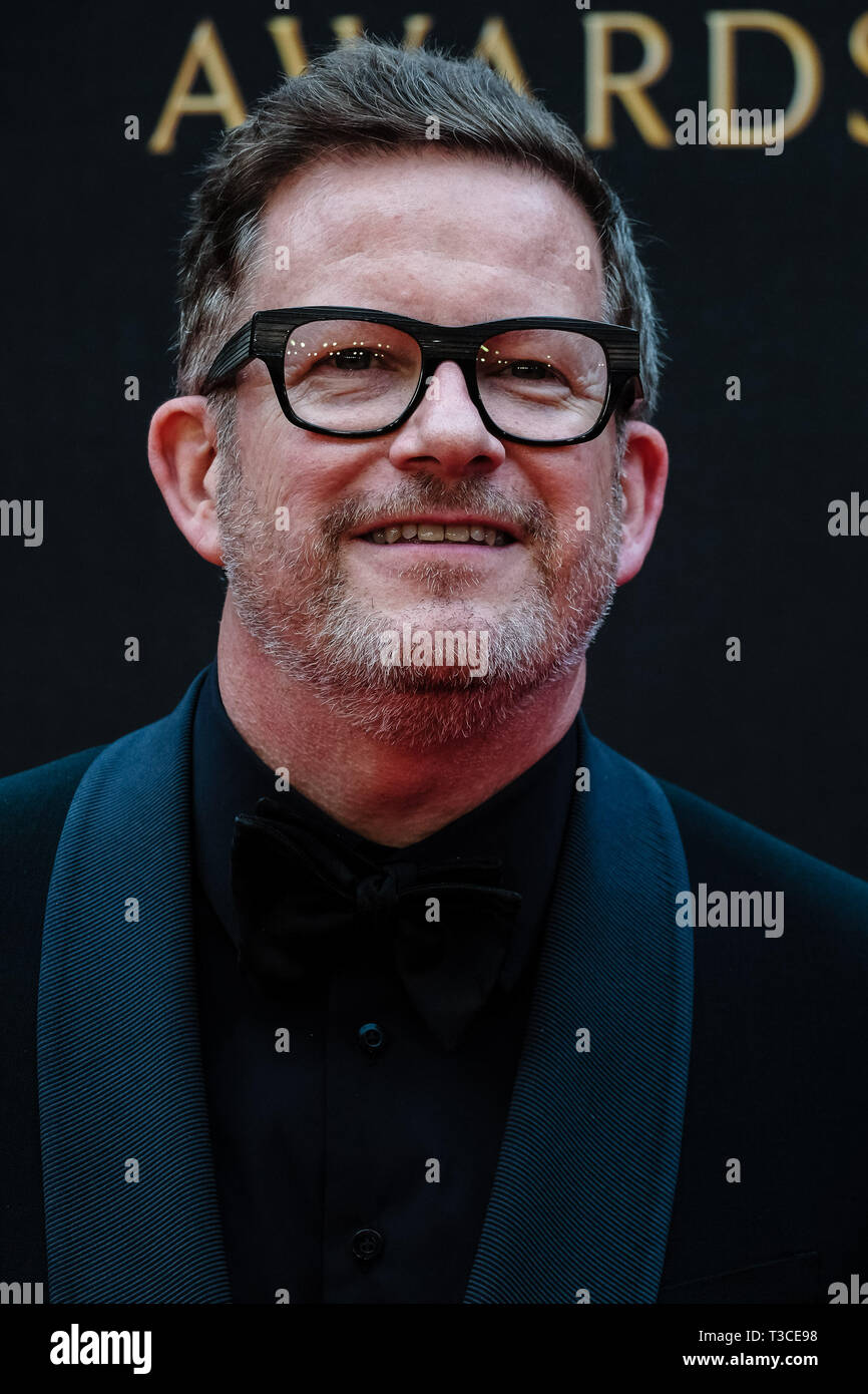 Matthew Bourne Posen auf dem roten Teppich an der Olivier Awards am Sonntag, den 7. April 2019 in der Royal Albert Hall, London. . Bild von Julie Edwards. Stockfoto