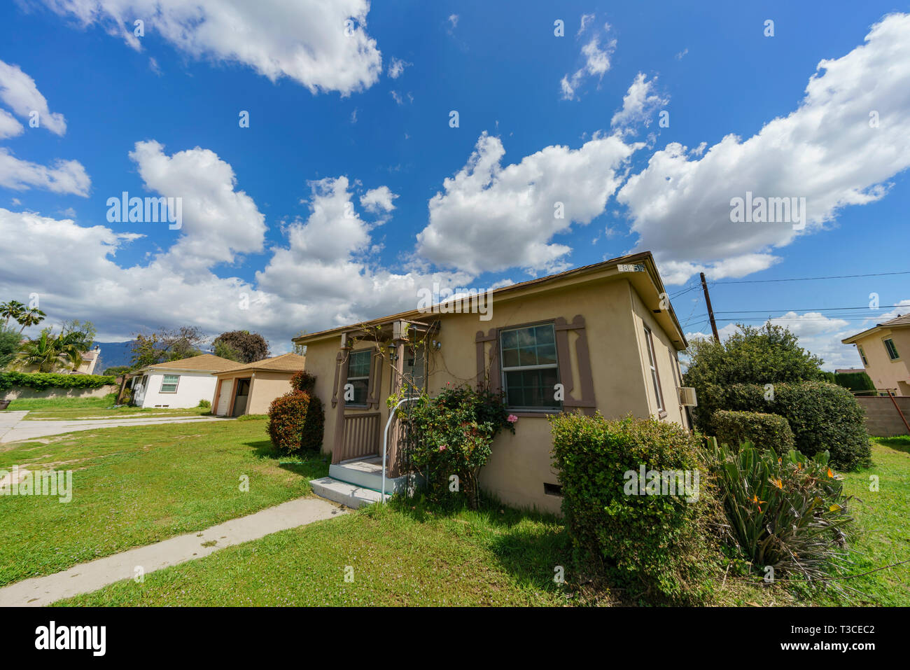 Temple City, Mar 28: Außenansicht eines Haus mit blauen Himmel und Wolken am 28.März 2019 im Temple City, Los Angeles County, Kalifornien Stockfoto